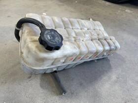 671.gm9507 Gmc Truck Used 2007 C4500 Diesel Duramax 6.6 Coolant Reservoir Shipped 29920