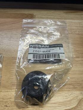 21507-4raob Nissan 215074ra0b Two Genuine Radiator Assembly Lower Mount Brand New